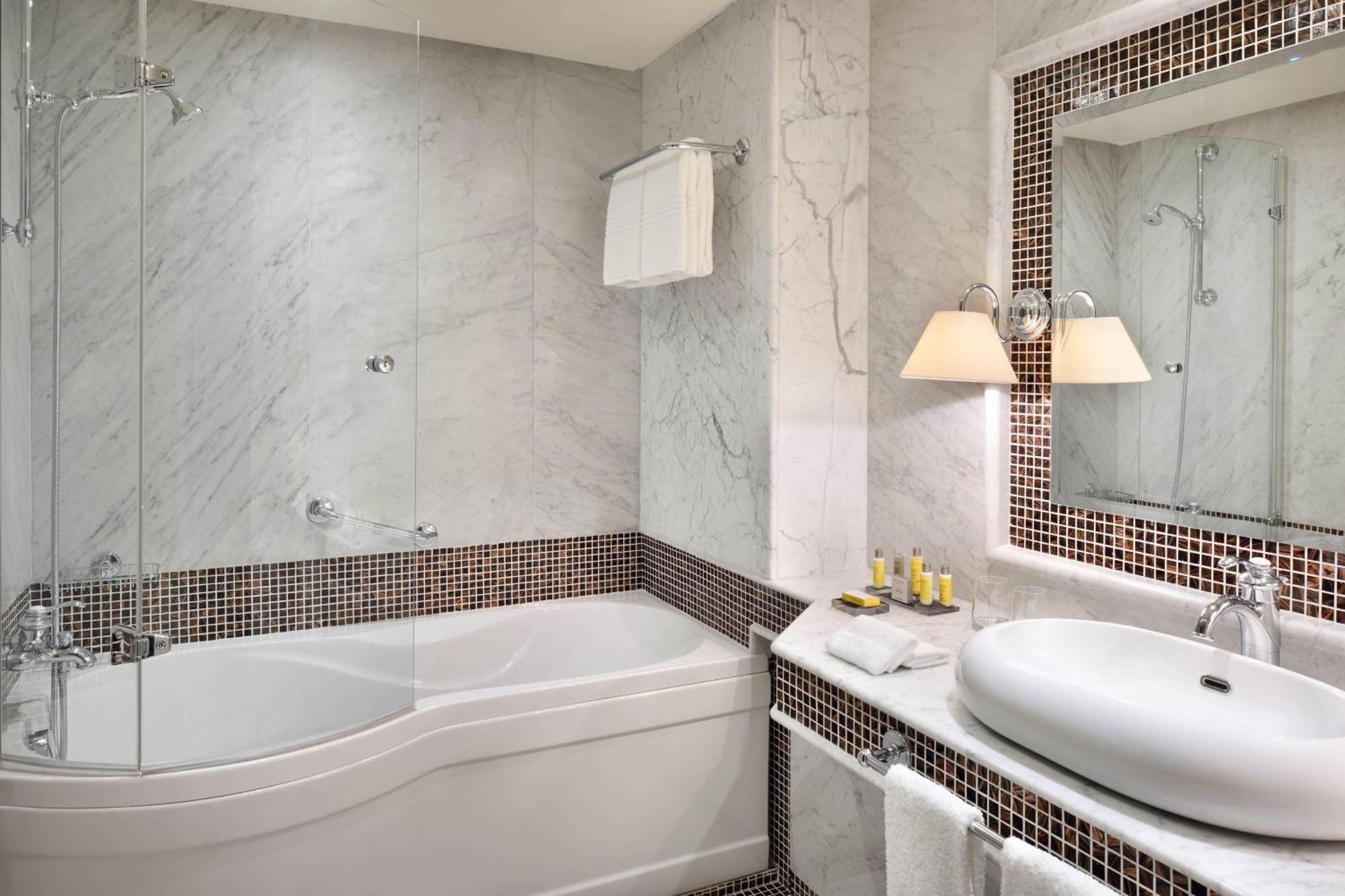 Junior Suite con 1 Letto King-Size, Divano-Letto, Balcone, e Vista Giardino e Piscina